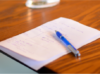 Ein Zettel mit Notizen liegt auf einem Tisch
