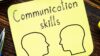 Auf einem Post-It steht "Communication Skills" und es sind zwei Köpfe gezeichnet, die sich anschauen