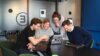 Gruppe von jungen Menschen arbeiten gemeinsam am Laptop