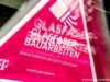 Ein Schild informiert über Glasfaserbauarbeiten der Deutschen Telekom
